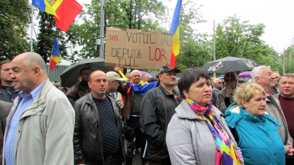 STOP FALS!: La protestul din 14 mai s-au adunat câteva sute de persoane