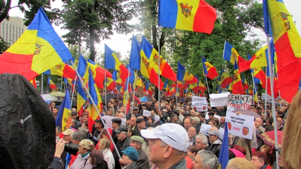 STOP FALS!: La protestul din 14 mai s-au adunat câteva sute de persoane