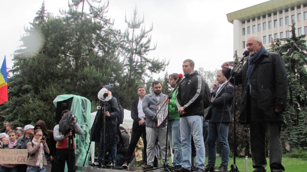 STOP FALS!: La protestul din 14 mai s-au adunat câteva sute de persoane