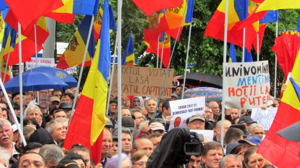 STOP FALS!: La protestul din 14 mai s-au adunat câteva sute de persoane