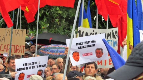 STOP FALS!: La protestul din 14 mai s-au adunat câteva sute de persoane